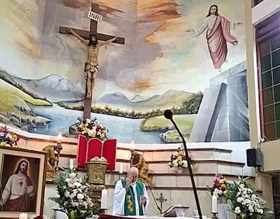 Onwerkelijke tragedie tijdens katholieke mis: priester dodelijk getroffen door vallend houten kruis met Christusbeeld