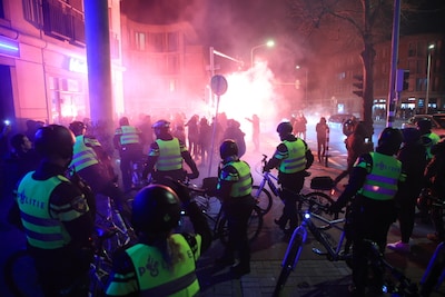 ME ingezet om onrust in Haagse Schilderswijk na finale Afrika Cup, politie bekogeld met vuurwerk