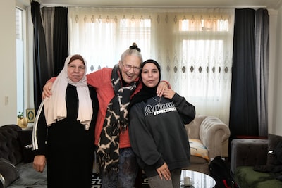 Aleid (74) trekt zich niks aan van ‘Wilders’ bangmakerij’ en sjouwt door weer en wind om vluchtelingen te helpen