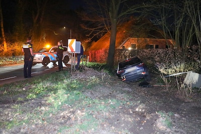 Auto belandt in greppel; veel schade aan verkeersborden