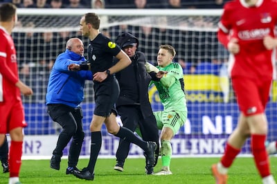 Chaos en spektakel: Cambuur verliest thuis van Jong AZ, wedstrijd twee keer stilgelegd