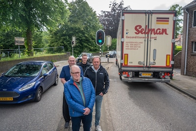 10.000 voertuigen per dag door smalle straat in Grave: bewoners vrezen voor onveiligheid en schade aan huizen