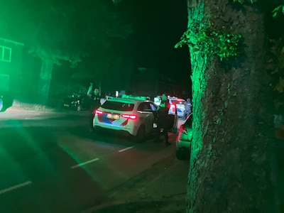 Politie roept mensen op binnen te blijven in Nijmeegse wijk: buurtbewoners zouden schoten hebben gehoord: ‘Klonk als mitrailleur’