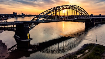 Gelukkig is die iconische Waalbrug toch nog gebouwd