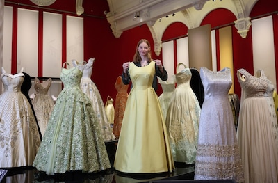 De jurken van stijlicoon Queen Elizabeth: van de ontbrekende EU-hoed tot olympische stuntjurk