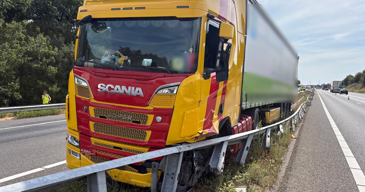 Fileleed op A73 door ongeluk: vrachtwagen knalt tegen de vangrail.