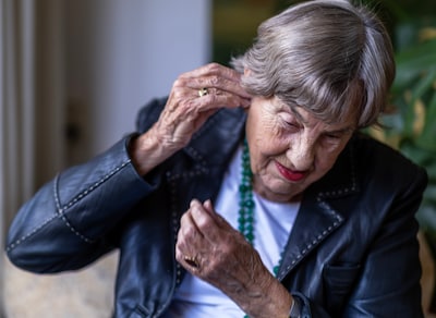 Als ze van de één op andere dag stokdoof is, hoort Addy (86) slechts nog één ding: mysterieus kindergezang