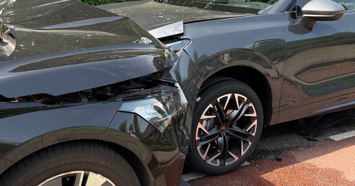 Schade na frontale botsing tussen auto's in Mill