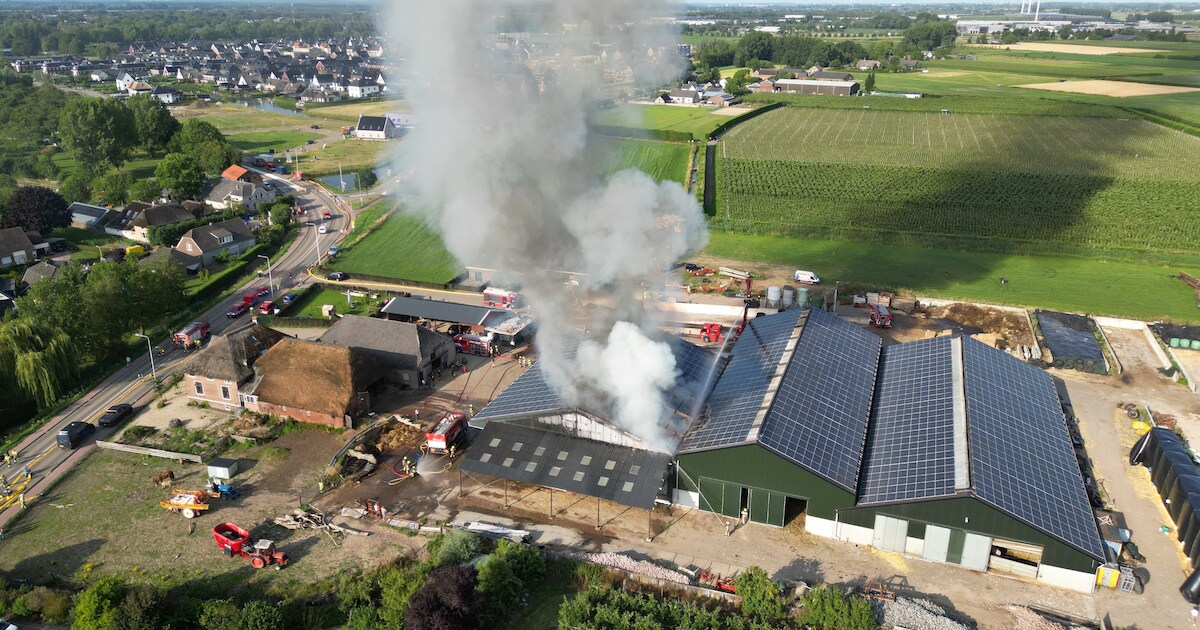 Grote brand bij boerenbedrijf met zonnepanelen in Meteren: glasdeeltjes in de wijk beland