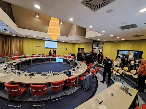 Commotie in raadszaal Beuningen: zwaar vuurwerk afgestoken bij protest tegen azc 