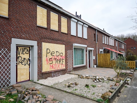 De bekladde en dichtgetimmerde huurwoning aan de Johannes Poststraat. De verdachte woont hier niet meer. Fotograaf: Van Assendelft/Jeroen Appels