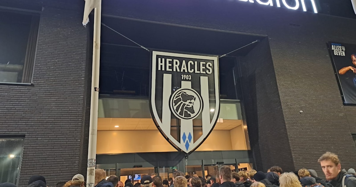 Boze fans Heracles Almelo wachten spelersbus op, emotionele samenkomst is het gevolg