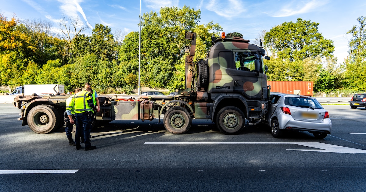 Aanrijding tussen legervoertuig en personenauto op A27 bij Utrecht zorgt voor vertraging