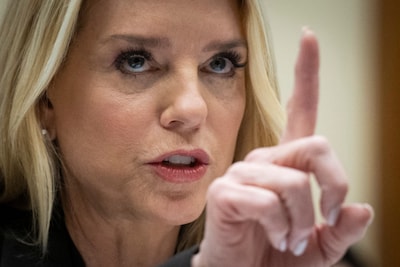 Critici in VS noemen haar ‘mix van kwaadaardigheid en incompetentie’, maar wie is justitieminister Pam Bondi eigenlijk?