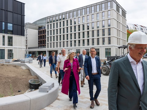 Keijzer positief gestemd bij bliksembezoek aan Paleiskwartier en station Bosch Centraal  