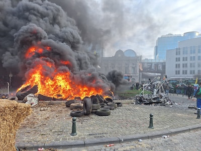 Rellen bij boerenprotest in Brussel: meerdere branden, politie schiet met traangas en man zwaargewond