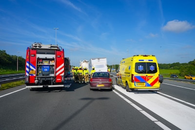 Chauffeur (48) komt om het leven bij kop-staartbotsing tussen twee vrachtwagens, snelweg bij Oss tot
