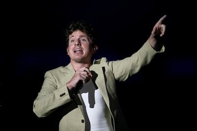 Charlie Puth zingt volkslied tijdens de Super Bowl