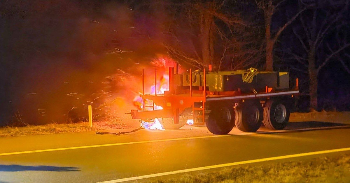 Aanhanger vliegt in brand op A50 bij Heerde: afrit dicht