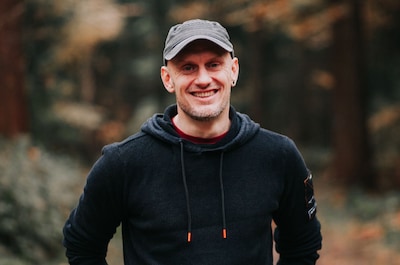 Pieter Koolwijk signeert boeken in Arnhemse Kinderboekwinkel