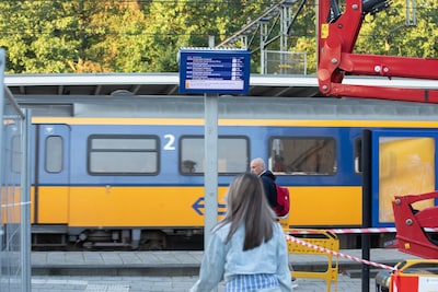 TERUGLEZEN Sabotage | Boeren aangehouden voor branden langs A2, NS start dienstregeling weer op nu sporen zijn vrijgegeven