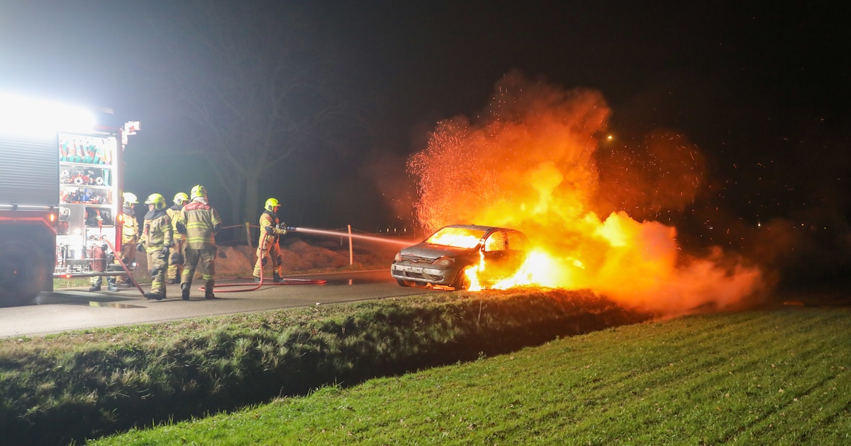 Auto en caravan uitgebrand in Lunteren