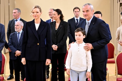 Prinses Charlene liet in Monaco zien dat ze nog steeds dol is op de twee b’s: botox en broekpakken