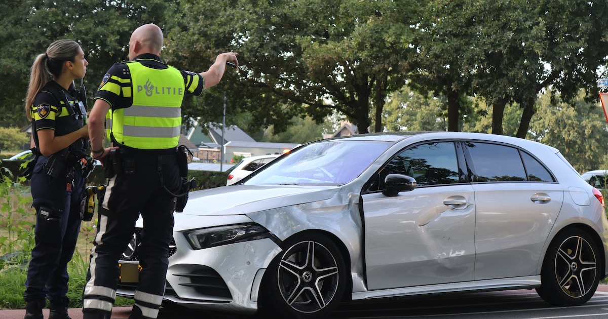 Ernstig ongeluk op kruising in Lunteren, één persoon zwaargewond.