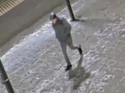 Politie zoekt vernieler van ruit van gerechtsgebouw en zet beelden van verdachte online