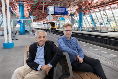 Reizigers bespotten al jaren dit ‘lelijke’ station, maar ontwerper blijft trots: ‘Het past bij Lelystad’