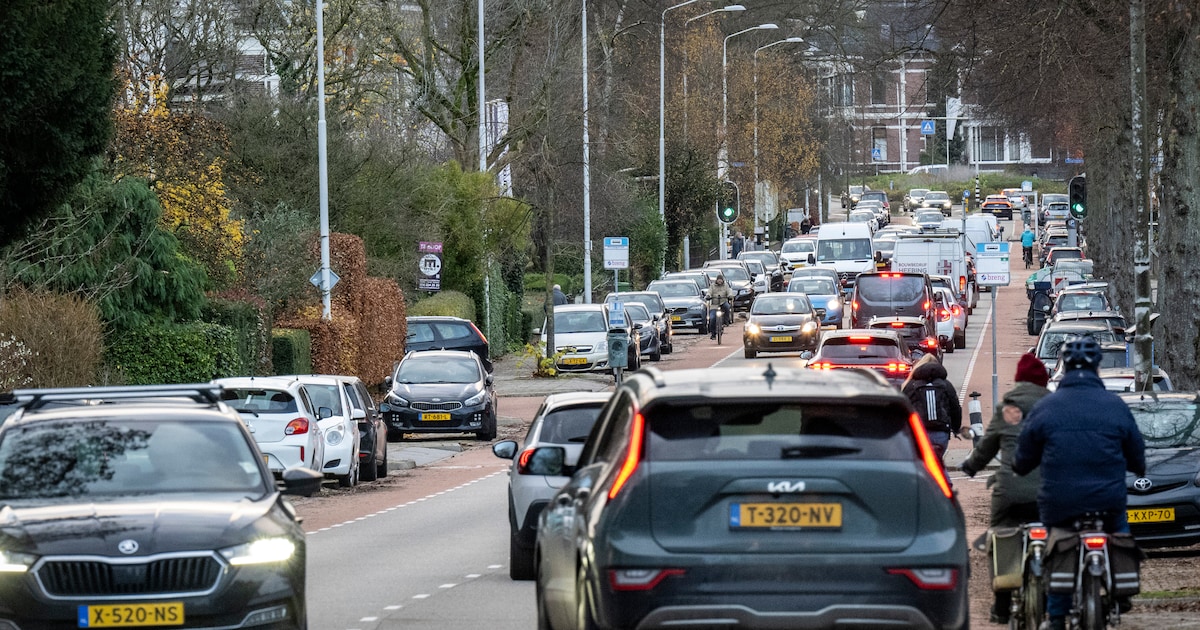 Met lasergun achter een boom checken verslaggevers of Nijmegen 30 rijdt ...