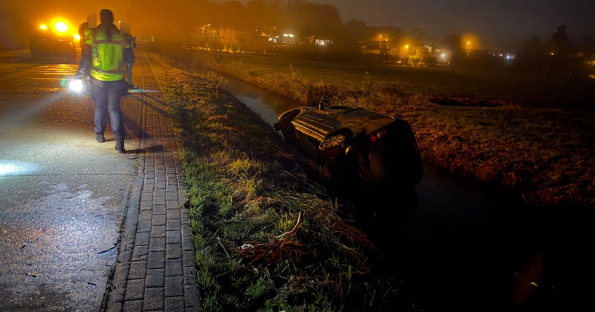 Bestelbus belandt in sloot in buitengebied van Putten