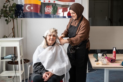 Kapster Aminah knipt vrouwen in nood gratis: ‘Demente man herkende haar weer en zei: ‘wat mooi ben jij’’