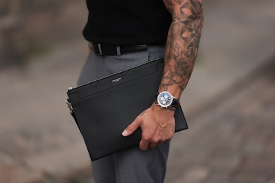 Tatoeages op Insta verraden ASML-medewerker: man kluste tijdens burn-out stiekem bij als automonteur