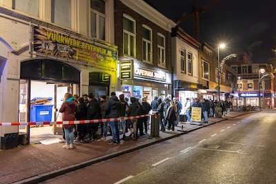 Nachtelijke drukte bij opening vuurwerkwinkels in Nederland en Duitsland