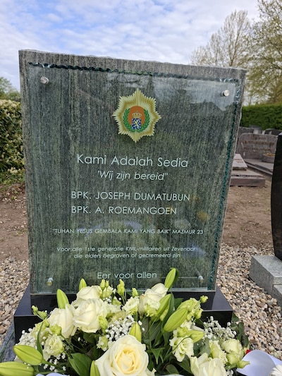 Molukse veteraan Arthur hoort vraag van verslaggever, dan verkrampt zijn gezicht