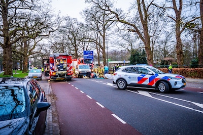 Kind zwaargewond na aanrijding met taxibusje bij school in Dieren