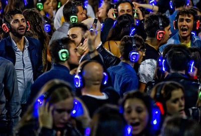 Zelf muziek uitkiezen op silent disco in Arnhems buurtcentrum