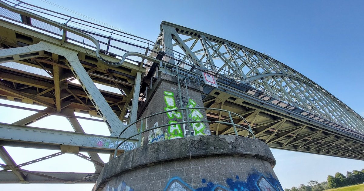 Noodlanding Arnhemse luchtballon na botsing met spoorbrug.
