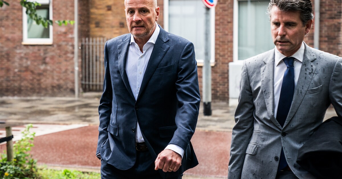Als Frits van Eerd de strafeis hoort, blijft hij onbewogen zitten ...