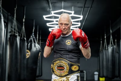 Hoe kickbokser Siebe (70) een 22 jaar jongere kampioen uitschakelde: ‘Hij was bang’