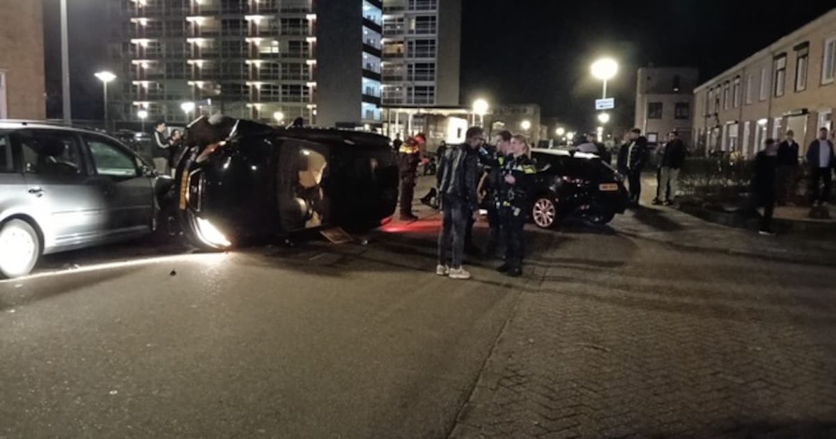 Auto gekanteld na botsing op Mozartstraat in Roermond