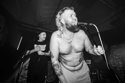 Frontman Kaboutertje Putlucht geeft moshpit-tips: ‘Dan krijg je wel een tik om je oren’