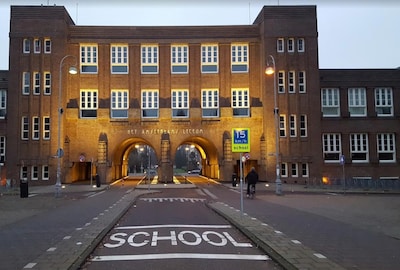 ‘Vakantie is vakantie’: vader stapt naar de rechter nadat zoon verplicht naar les in zomervakantie moet