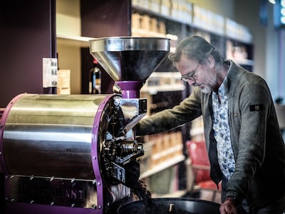 Gienus sluit zijn koffiezaak, nu zoekt hij iemand die elk jaar 9000 kilo van het zwarte goud wil branden: ‘Het is een mooi product’