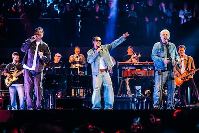 Ronnie Flex ‘verbouwde’ iconische hit Acda en de Munnik en rapt over ruzies: ‘Bitch, log uit mijn Netflix’