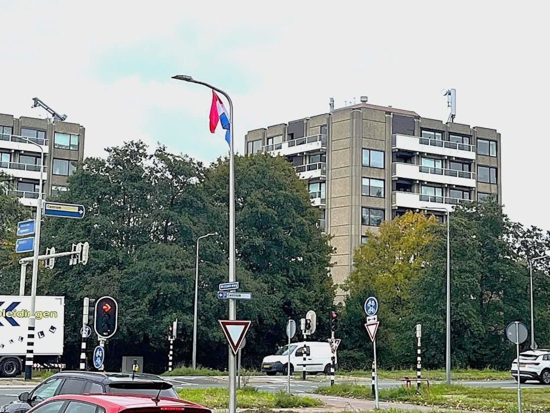 Uithoorn ’s nachts volgehangen met Nederlandse vlaggen, ook gemeentehuis bestickerd