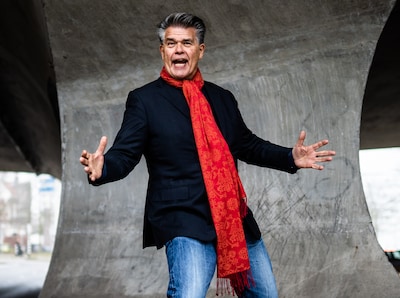 Tsjakka!, een waterpistool in een tv-studio en ‘de grootste zak van Arnhem’: dit is het turbulente leven van Emile Ratelband