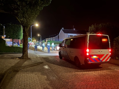 Azc-protest in Opheusden loopt volledig uit de hand: raadsleden opgesloten, stoeptegels vliegen in h