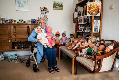 Jeanet (96) kleedt tientallen blote poppen weer aan: ‘Het doet me zó veel plezier’